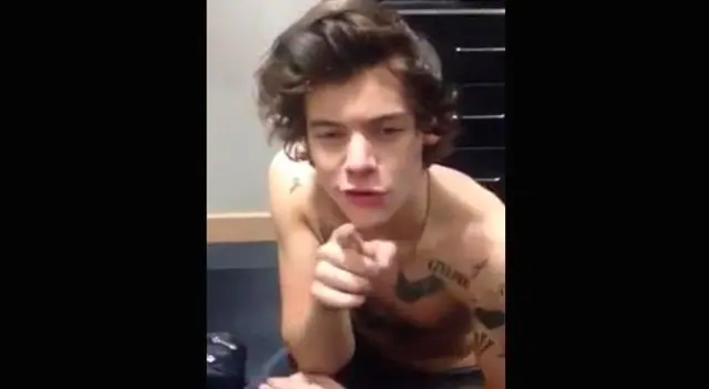 Harry Styles sin camisa. Harry Styles sin camisa.