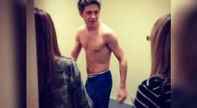 Niall Horan mostrando el producto del trabajo en el gimnasio. Niall Horan mostrando el producto del trabajo en el gimnasio.