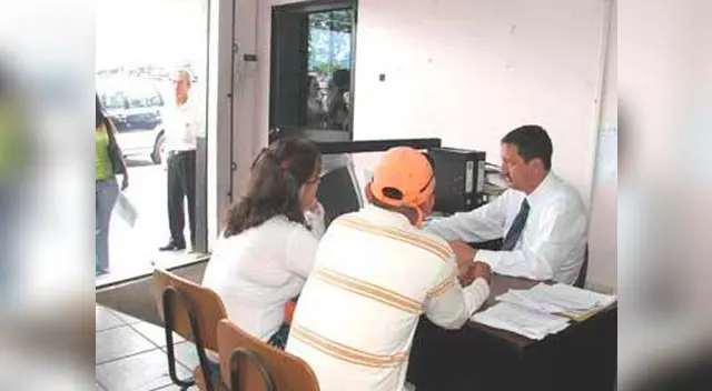 A diferencia de la cuenta de ahorros, ésta sí cobra mantenimiento cada mes. A diferencia de la cuenta de ahorros, ésta sí cobra mantenimiento cada mes.