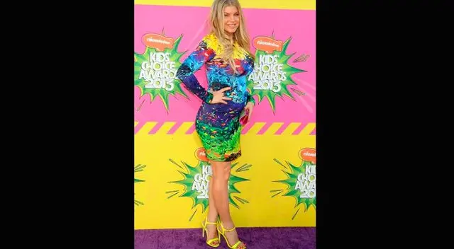 Fergie lució un vestido pegado que mostraba el desarrollo de su embarazo.