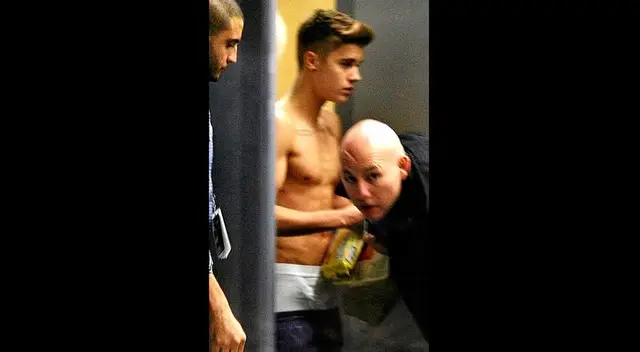 Justin Bieber mostró su torso desnudo en Polonia.