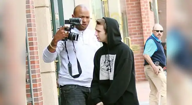 Hijo de Sean Penn insultó racialmente a un paparazzi y le proninó un empujón Hijo de Sean Penn insultó racialmente a un paparazzi y le proninó un empujón