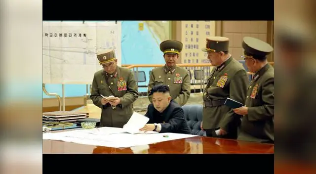 Líder de Corea del Norte (North Korea), Kim Jong-Un, acompañado de cuatro militares de alto rango. Líder de Corea del Norte (North Korea), Kim Jong-Un, acompañado de cuatro militares de alto rango.