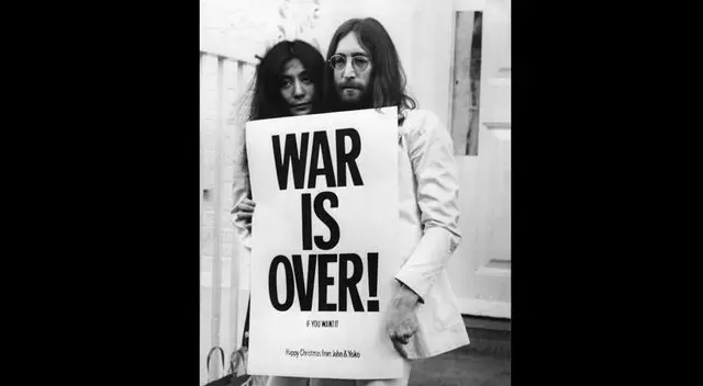 Yoko Ono y John Lennon.
