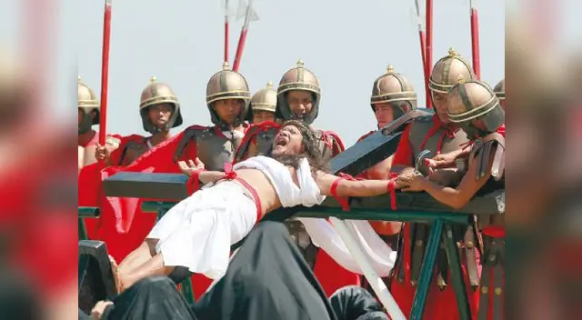 Recorren dos kilómetros con la cruz a cuestas para luego ser clavados.