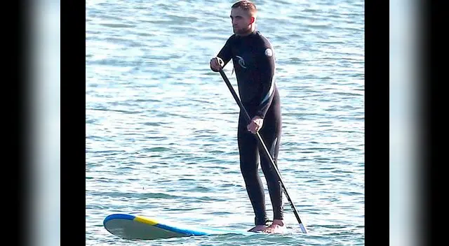 Robert Pattinson practicando paddle surf en Malibú - California.