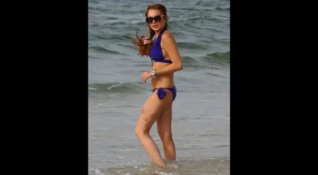 Lindsay Lohan causó pena con bikini en Brasil.