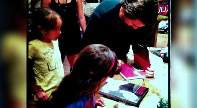 Juanes autografiando su libro.