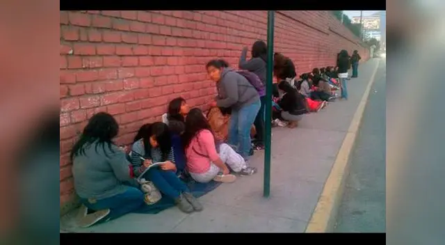 Fanáticas hacen colas para tener buenos lugares para el concierto de Súper Junior