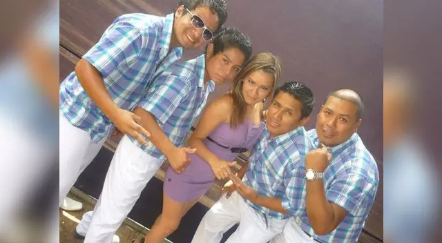 Su grupo llora su partida.