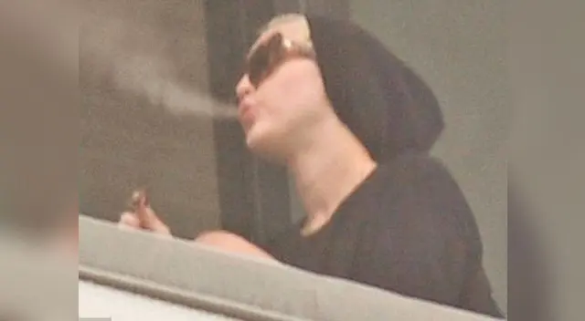 Miley Cyrus una vez más fotografiada fumando.