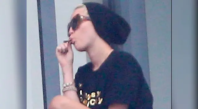 Miley Cyrus fumando en un hotel de Miami.