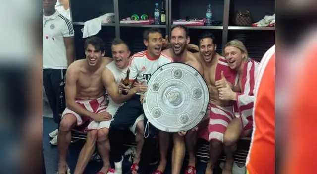 Claudio Pizarro celebra el título de Bayern Munich junto a sus compañeros.