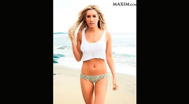 Se muestra muy sexy para la sesión de fotos. Se muestra muy sexy para la sesión de fotos.