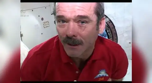 Astronauta muestra lo que pasa cuando se quiere llorar en el espacio.