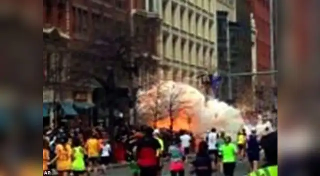 Video muestra el preciso instante del estallido que dejó como trágico saldo 2 muertos en la Maratón de Boston.