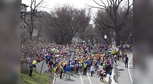 Maratonistas que no llegaron a la meta fueron detenidos a metros de la misma tras la explosión.