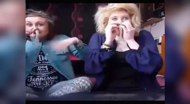 Chicas inhalando preservativos.