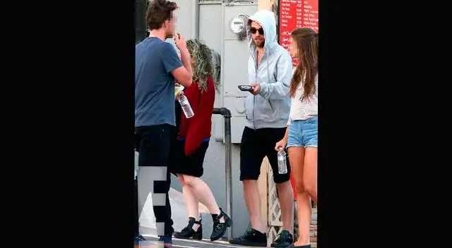 robert vestido de forma discreta.