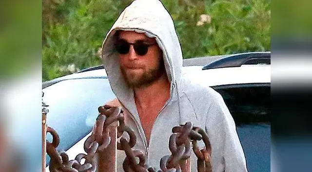 Robert Pattinson  en la playa y sin Kristen Stewart.