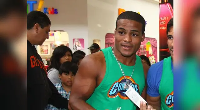 Combatientes se solidarizan con su competidor. 