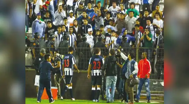 Comando Sur advirtió a jugadores de Alianza Lima que dejen de ir a discotecas o ellos mismos los sacarán del equipo. Comando Sur advirtió a jugadores de Alianza Lima que dejen de ir a discotecas o ellos mismos los sacarán del equipo.