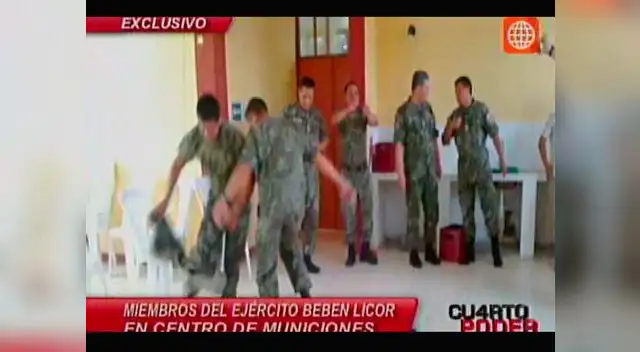 Los agentes del ejército en plena celebración.