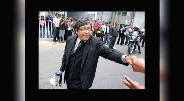 Se reunió con fiscal para pedir justicia y estuvo acompañado por su esposa.