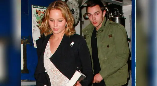 Nicholas Hoult y Jennifer Lawrence saliendo de cenar de un restaurante.
