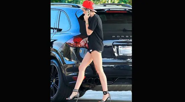 Miley Cyrus y su look excétrico.