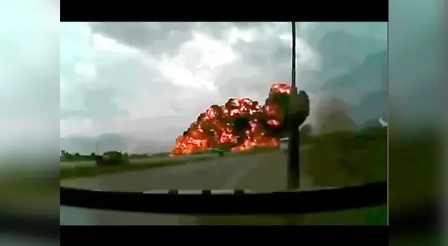 Impactante video muestra caída y explosión de avión en Afganistán. Impactante video muestra caída y explosión de avión en Afganistán.