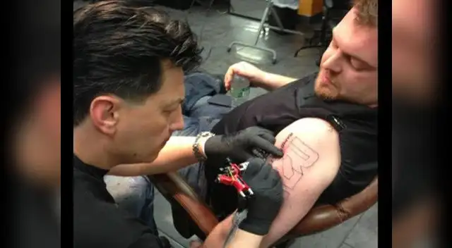 Trabajadores de la compañía Rapid Realty se tatúan logo para obtener aumento de sueldo Trabajadores de la compañía Rapid Realty se tatúan logo para obtener aumento de sueldo