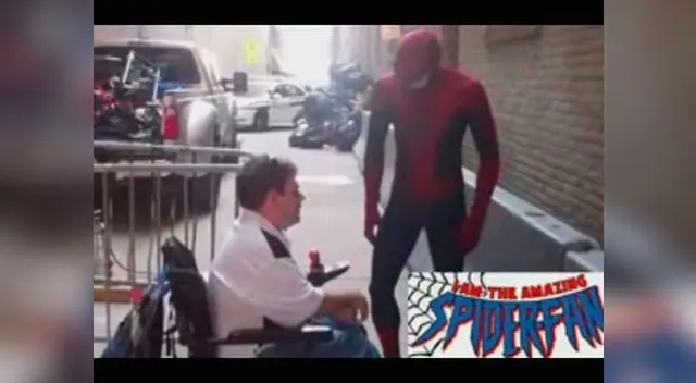 Hombre Araña sorprende a fan. Hombre Araña sorprende a fan.