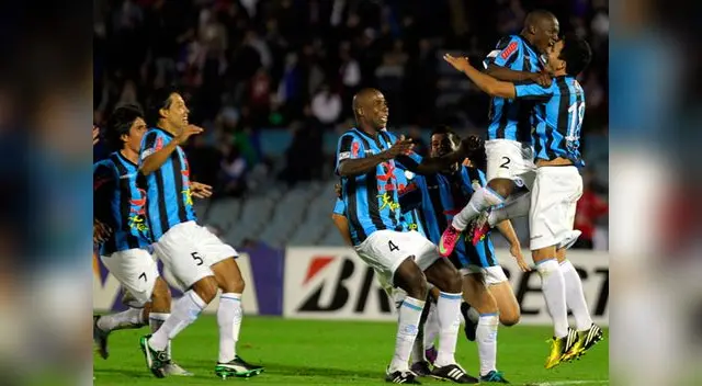 La explosión de júbilo de los jugadores de la “máquina celeste” tras el inolvidable triunfo ante Nacional en propio Centenario.