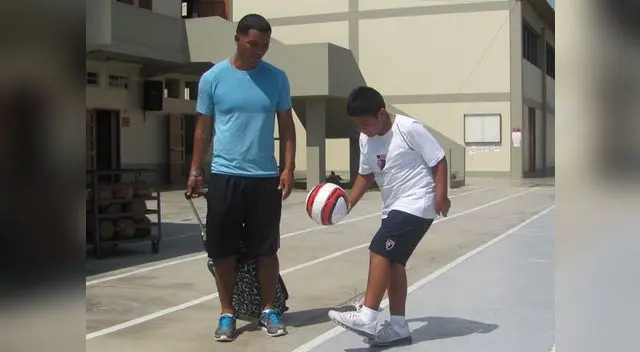 El volante de Vallejo se divierte con Paolo y sus hijos Eugenia y Tiger. El volante de Vallejo se divierte con Paolo y sus hijos Eugenia y Tiger.