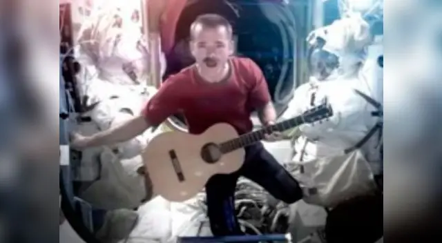 Austronauta canta canción de David Bowie para despedirse del espacio.