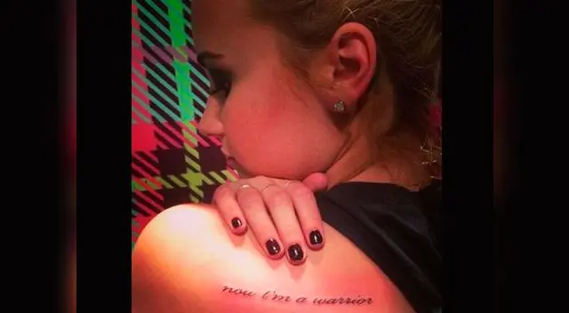 Demi Lovato mostrando su nuevo tatuaje.