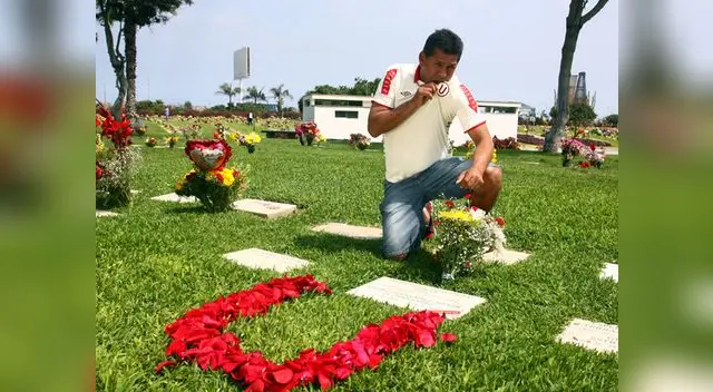 Oró en tumba y le pidió el título.