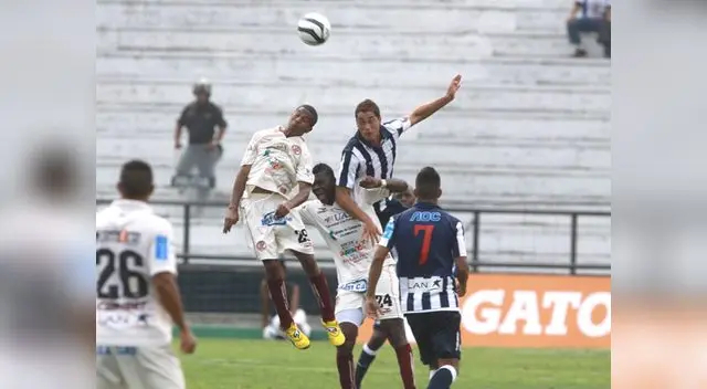 Ibáñez le gana la pelota a los delanteros cajamarquinos.
