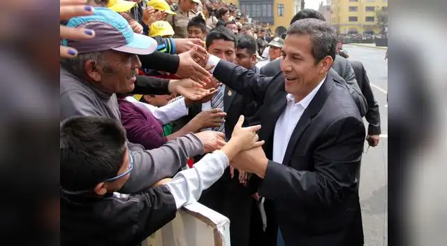 Ollanta Humala abrazó niños durante cambio de guardia.