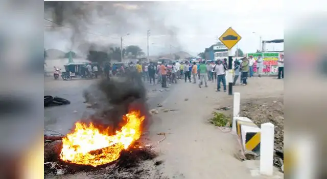 Esta es la enardecida turba que cercó la sede policial en el norte.