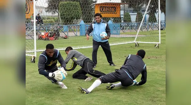 Hasta hace poco era preparador de arqueros en Cristal.