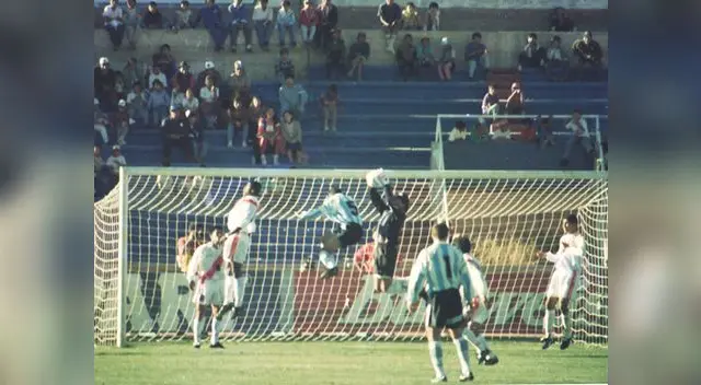 Atajando ante argentina en la Copa América de Bolivia en  1997. Aquella vez tapó un penal.