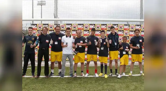 David Villa, del FC Barcelona, posando junto a los ganadores David Villa, del FC Barcelona, posando junto a los ganadores