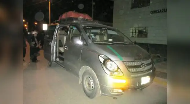 Esta es la combi en la que viajaban y que fue atacada por delincuentes.