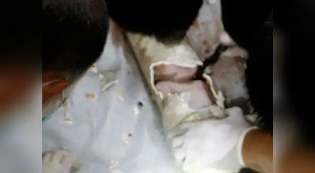 Bebé es rescatado luego de estar atrapado en tubería, en China. Bebé es rescatado luego de estar atrapado en tubería, en China.