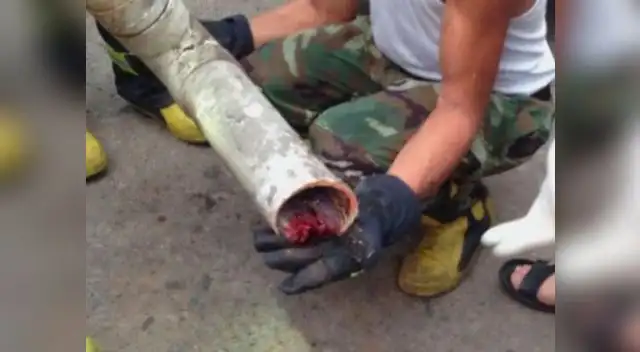 Bebé es rescatado luego de estar atrapado en tubería, en China. Bebé es rescatado luego de estar atrapado en tubería, en China.