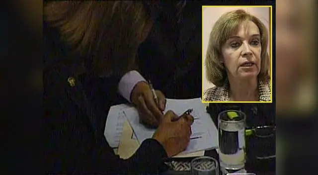 Congresistas Cuculiza y Tapia jugando michi 