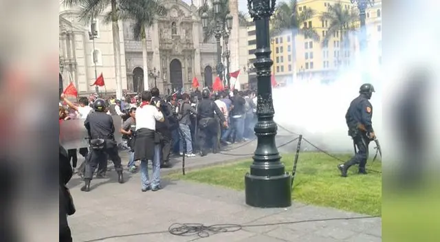 Trabajadores y efectivos de la Policía Nacional protagonizaron desmanes en la Plaza de Armas. Trabajadores y efectivos de la Policía Nacional protagonizaron desmanes en la Plaza de Armas.