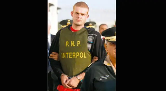 Solo espera le otorguen permiso. Solo espera le otorguen permiso.